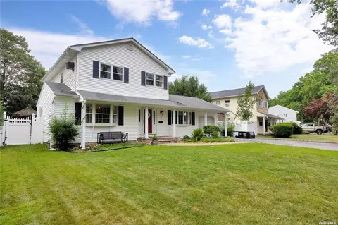 35 Primrose Ln, Kings Park, NY 11754