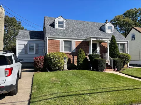 26 Kelsey Pl, Lynbrook, NY 11563