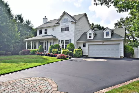 11 Justin Cir, Port Jefferson Station, NY 11776
