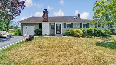 80 Bardolier Ln, Bay Shore, NY 11706