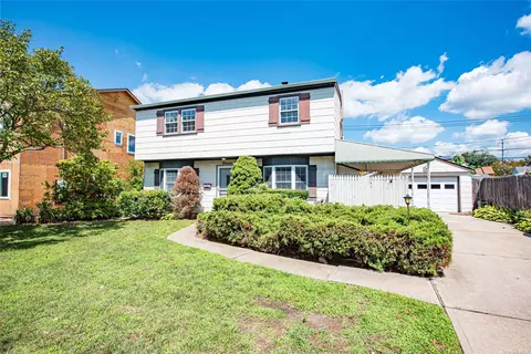 11 Bluespruce Rd, Levittown, NY 11756