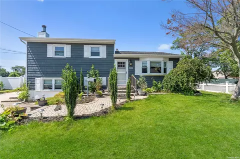 209 N Monroe Ave, Lindenhurst, NY 11757