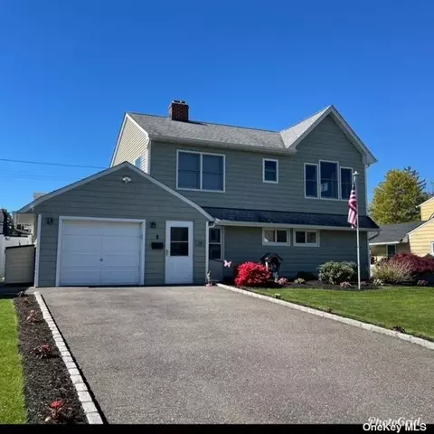 10 Ballad Ln, Hicksville, NY 11801