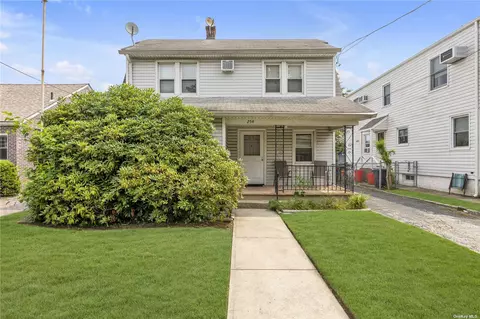 254 Wardwell Rd, Mineola, NY 11501