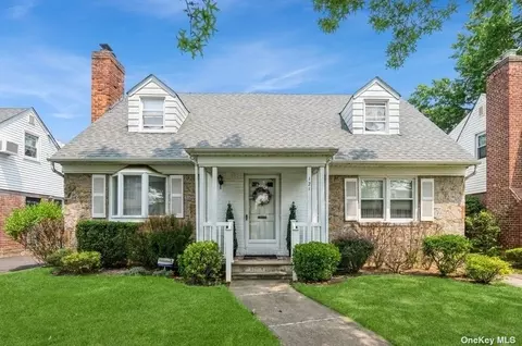 121 Lawrence St, New Hyde Park, NY 11040