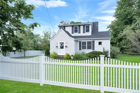 6 Woodland Park Rd, Bellport, NY 11713