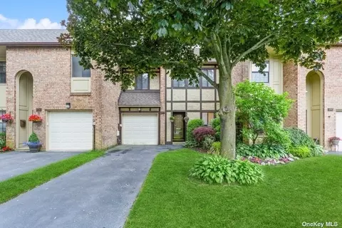 144 Southgate Cir #144, Massapequa Park, NY 11762