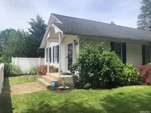 2 Vine St, Glenwood Landing, NY 11547