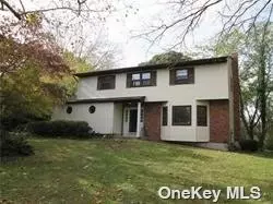 16 Harmony Ln, Setauket, NY 11733