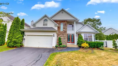 51 Blueberry Ridge Dr, Holtsville, NY 11742