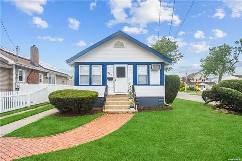 682 Parsonage St, Baldwin, NY 11510