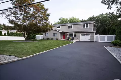 44 Gull Dip Rd, Ridge, NY 11961