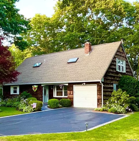 25 Wedgewood Ln, Brookhaven, NY 11719