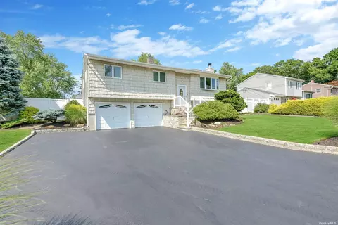 55 Crestwood Ln, Farmingville, NY 11738