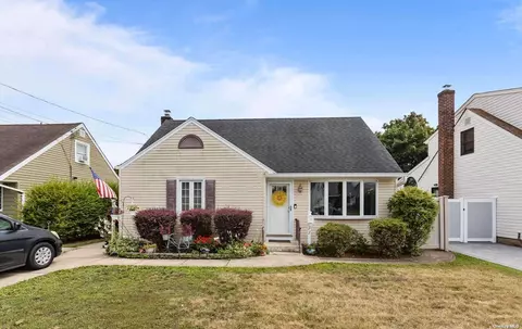 33 Audrey Ave, Plainview, NY 11803