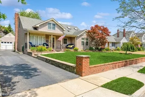915 Alan Dr, Wantagh, NY 11793