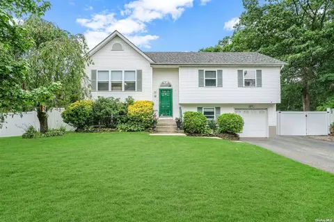 18 Apex Dr, Coram, NY 11727