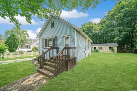 248 E 17th St, Huntington Station, NY 11746