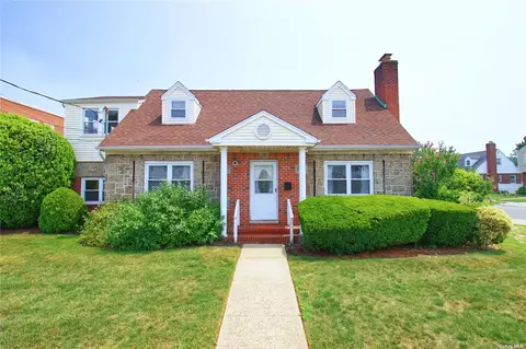 1 Aberdeen Rd, New Hyde Park, NY 11040