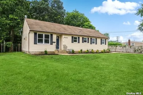 17 Dusk Dr, Centereach, NY 11720