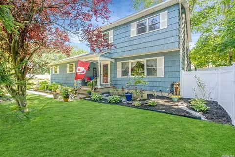 9 Tall Tree Ln, Rocky Point, NY 11778