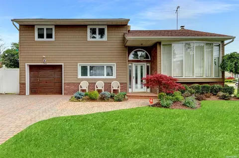 430 N Bleecker Dr, Massapequa, NY 11758