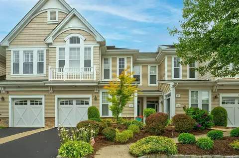 105 Symphony Dr #105, Lake Grove, NY 11755
