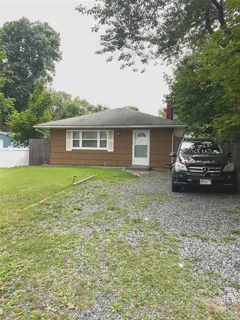 51 Lakeview Dr, Mastic Beach, NY 11951