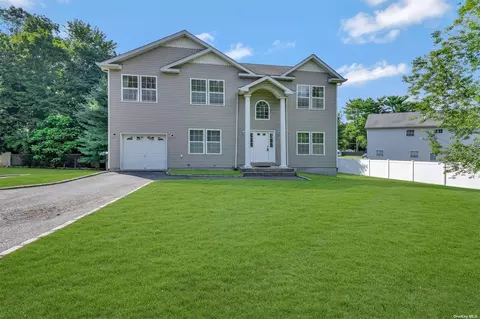 684 Wheeler Rd, Hauppauge, NY 11788