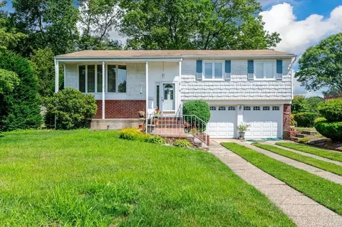 15 Stuyvesant Ln, Smithtown, NY 11787