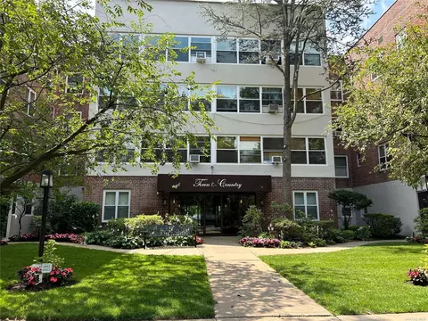 40 Schenck Ave #2M, Great Neck, NY 11021