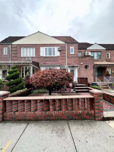 61-20 80th St, Middle Village, NY 11379