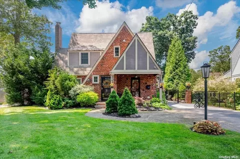 18 Oak Ct, Merrick, NY 11566
