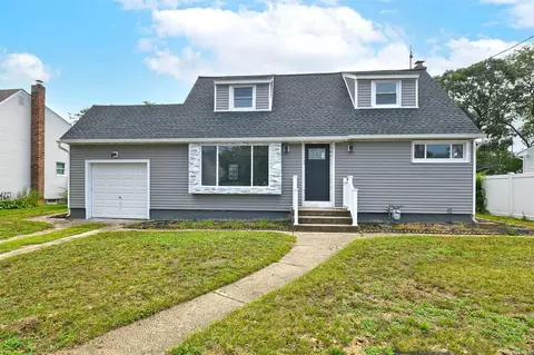 9 Eastwood Dr, Massapequa Park, NY 11762