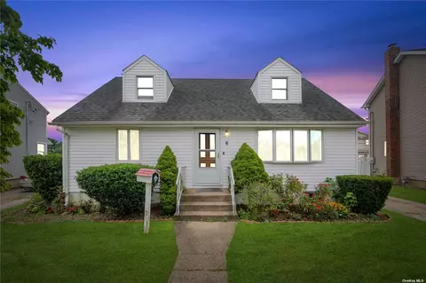 6 Crown St, Hicksville, NY 11801