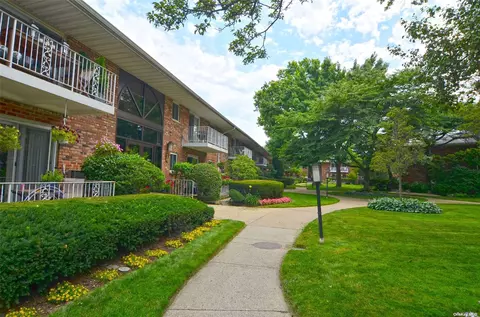 1 Toms Point Ln #2C, Port Washington, NY 11050