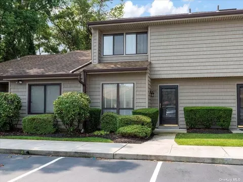 55 Stanford Ct, Wantagh, NY 11793