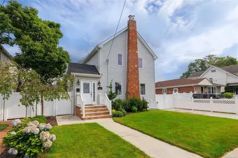 128 Linden St, Bellmore, NY 11710