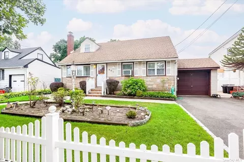 201 Mckinley Ave, Franklin Square, NY 11010