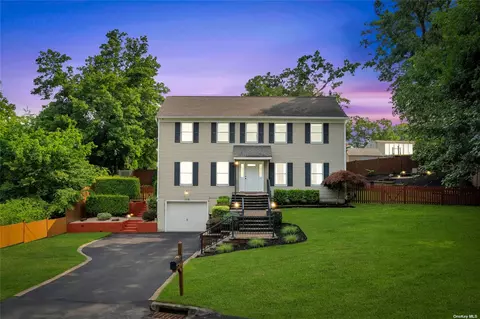 110 Hawthorne Rd, Rocky Point, NY 11778