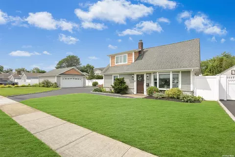10 Mortimer Ave, Babylon, NY 11702
