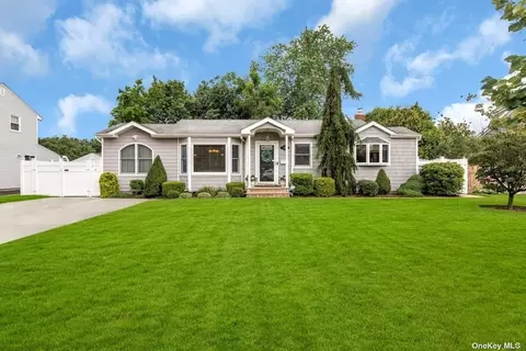 18 Gaymor Ln, Commack, NY 11725