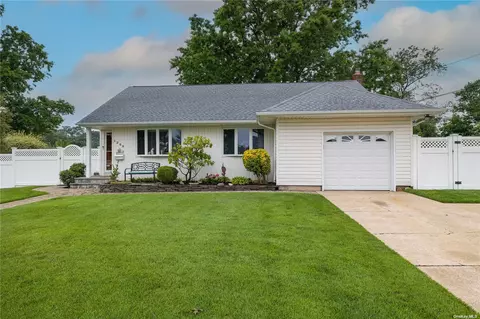 1260 Holly Rd, Wantagh, NY 11793