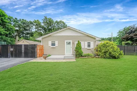 310 Elm Rd, Mastic Beach, NY 11951