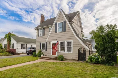 212 Raymond St, Rockville Centre, NY 11570