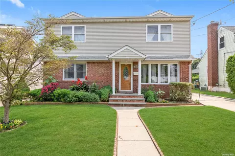 88 Bruce Ter, Mineola, NY 11501