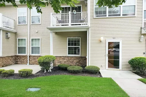 702 Lennox Dr #702, Saint James, NY 11780
