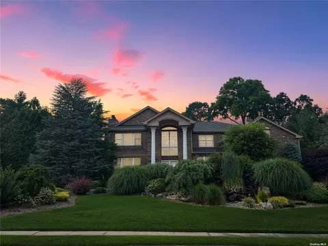 8 Woodbury Farms Dr, Woodbury, NY 11797