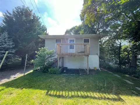 35 Flanders Blvd, Riverhead, NY 11901