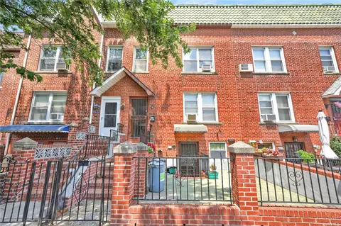 34-30 Crescent St, Astoria, NY 11106